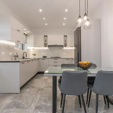 Orizzonte - Ground Floor With Shared Pool & Amazing View * Keri