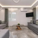 Apartman Orizzonte - Ground Floor With Shared Pool & Amazing View *