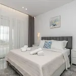 Orizzonte - Ground Floor With Shared Pool & Amazing View Apartman