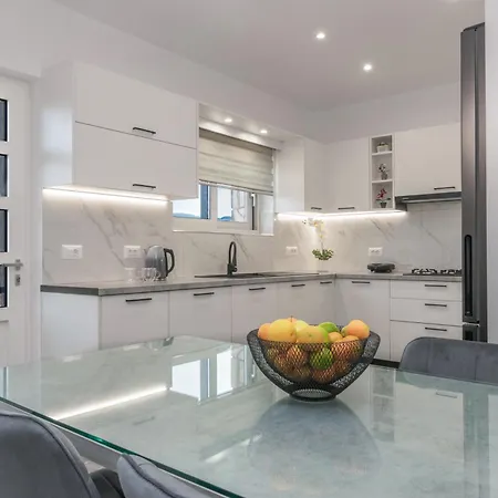 Orizzonte - Ground Floor With Shared Pool & Amazing View Apartmán