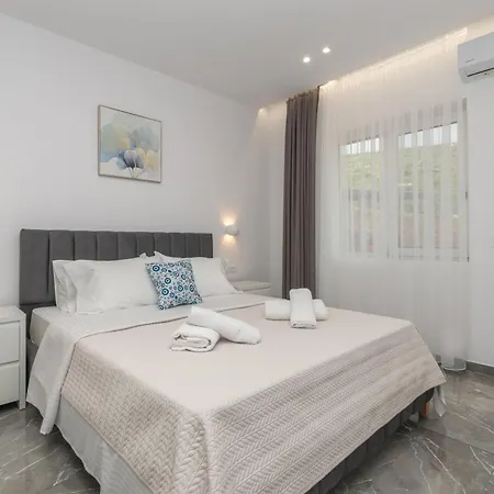 Orizzonte - Ground Floor With Shared Pool & Amazing View Apartmán *