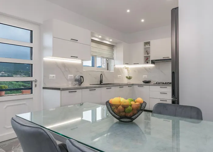 Orizzonte - Ground Floor With Shared Pool & Amazing View Apartment