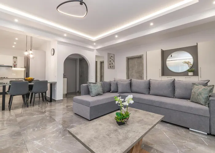Orizzonte - Ground Floor With Shared Pool & Amazing View شقة *