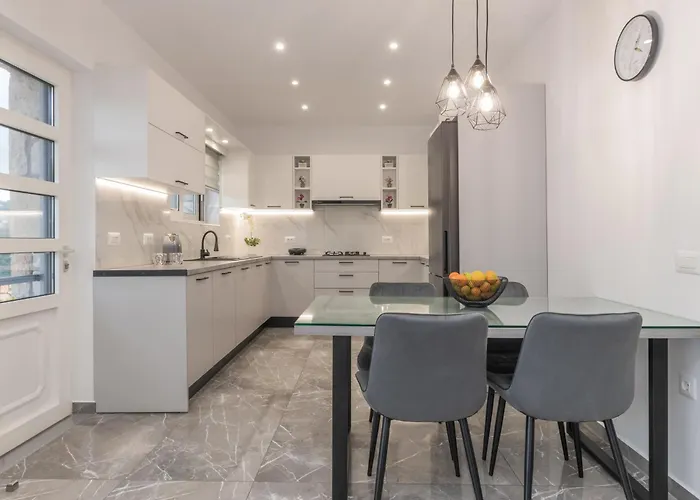 Orizzonte - Ground Floor With Shared Pool & Amazing View * Keri