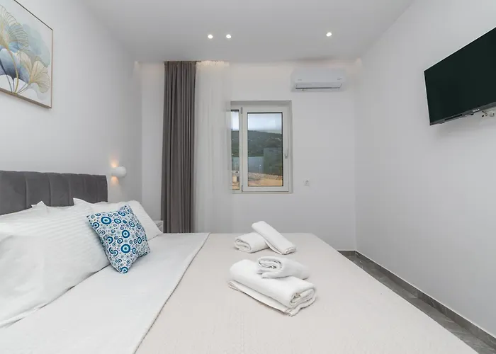 Orizzonte - Ground Floor With Shared Pool & Amazing View *